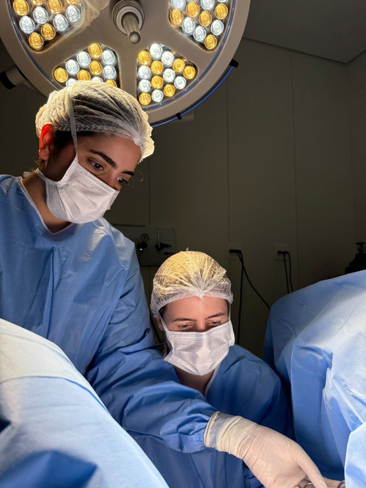 Cirurgiãs em centro cirúrgico durante procedimento de histeroscopia